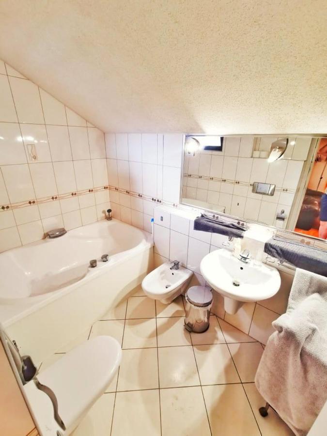 Apartman Poirot Balcony Erd Exterior photo